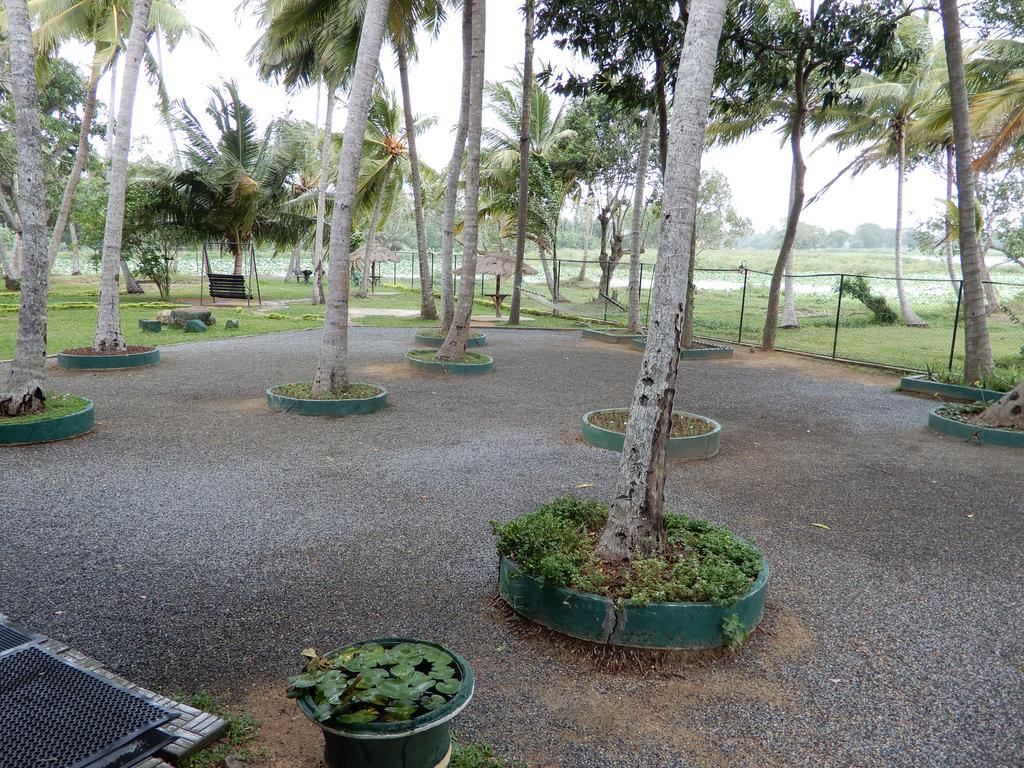Lake Edge Holiday Inn Tissamaharama Exterior foto