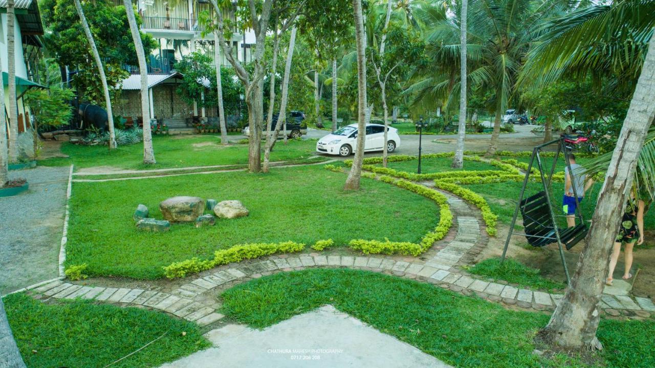 Lake Edge Holiday Inn Tissamaharama Exterior foto